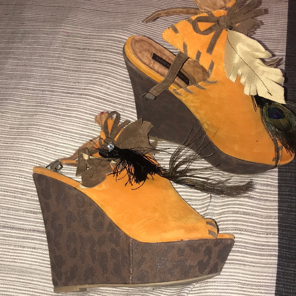 Light worn wedges mustard with leopard accents